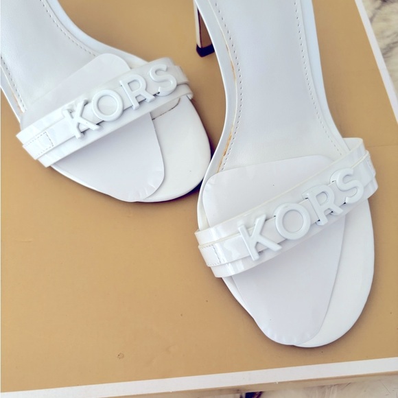 ❤️Micheal Kors new summer white leather sandals  size 5.5 ❤️.New❤️Goldie’s 🦋 - Picture 6 of 11